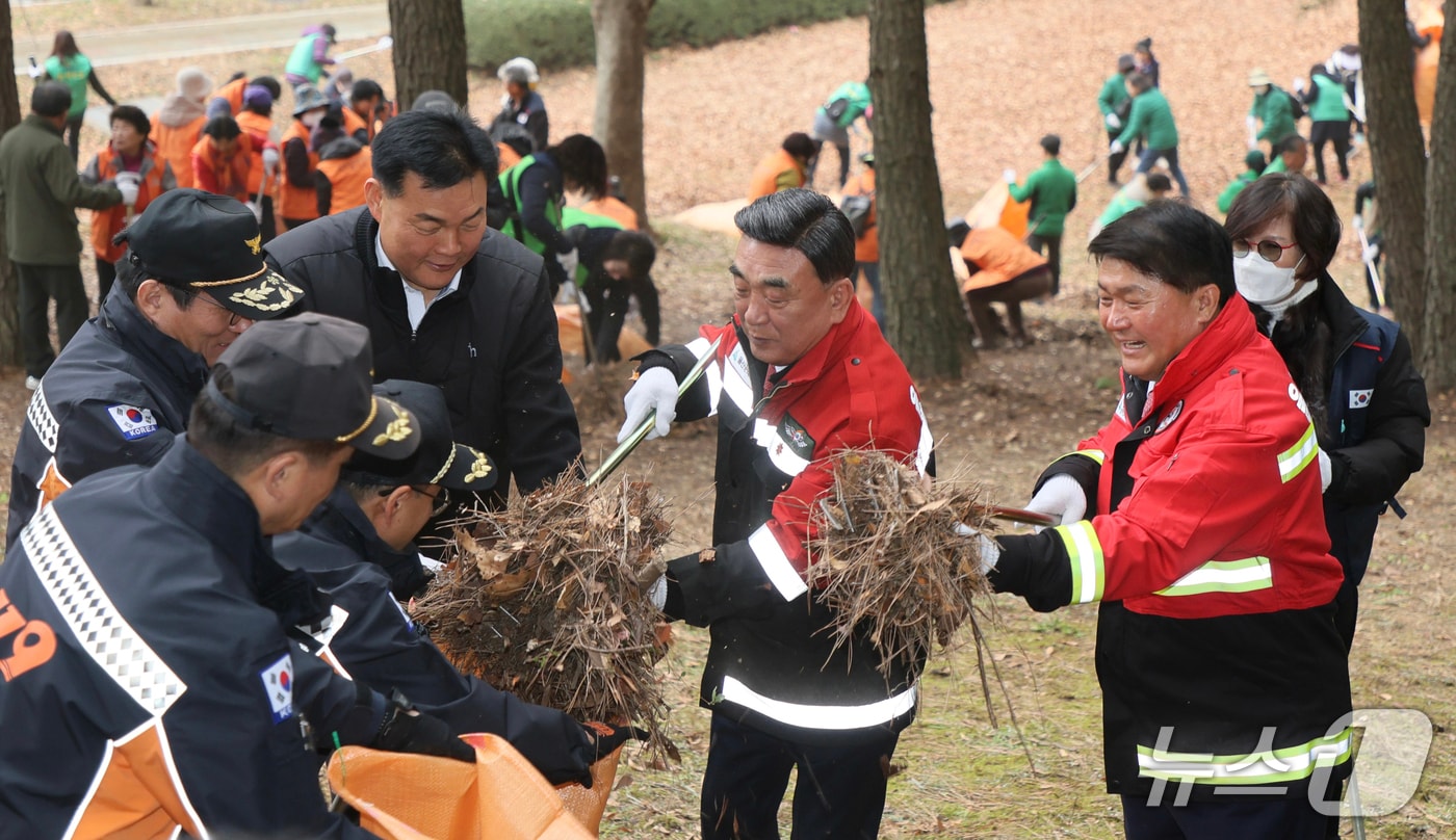 김두겸 울산시장이 11일 오전 울산대공원 동문 주차장 일원에서 열린 산림 인화물질 제거 캠페인에 참여하고 있다. (울산시 제공. 재판매 및 DB 금지) /뉴스1