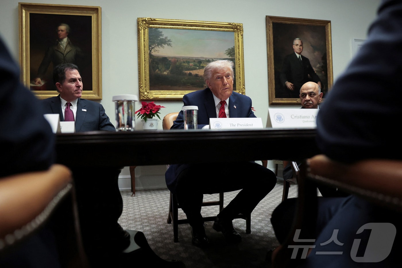 10일&#40;현지시간&#41; 미 워싱턴 D.C.의 백악관에서 도널드 트럼프 대통령이 델 테크놀로지스 최고경영자&#40;CEO&#41; 마이클 델, IBM CEO 아르빈드 크리슈나 등 기업 지도자들과 원탁 토론에 참여했다. 2025.12.10 ⓒ 로이터=뉴스1 ⓒ News1 최종일 선임기자