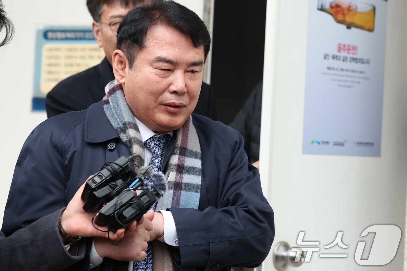 이정선 광주시교육감이 11일 광주 동구 광주지방법원에서 사전구속영장 실질심사를 받고 나오고 있다. 지난 2022년 신임 감사관 임용 절차에 개입한(직권남용 권리행사) 혐의를 받는 이 교육감의 구속 여부는 이날 오후 중 나올 예정이다. 2025.12.11/뉴스1 ⓒ News1 이승현 기자