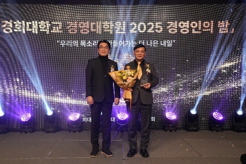 (왼쪽)경희대학교 경영대학원 60대 원우회(회장 도병구), (오른쪽)경희대학교 경영대학원 강재식 원장 / 사진=경희대학교 경영대학원 제공