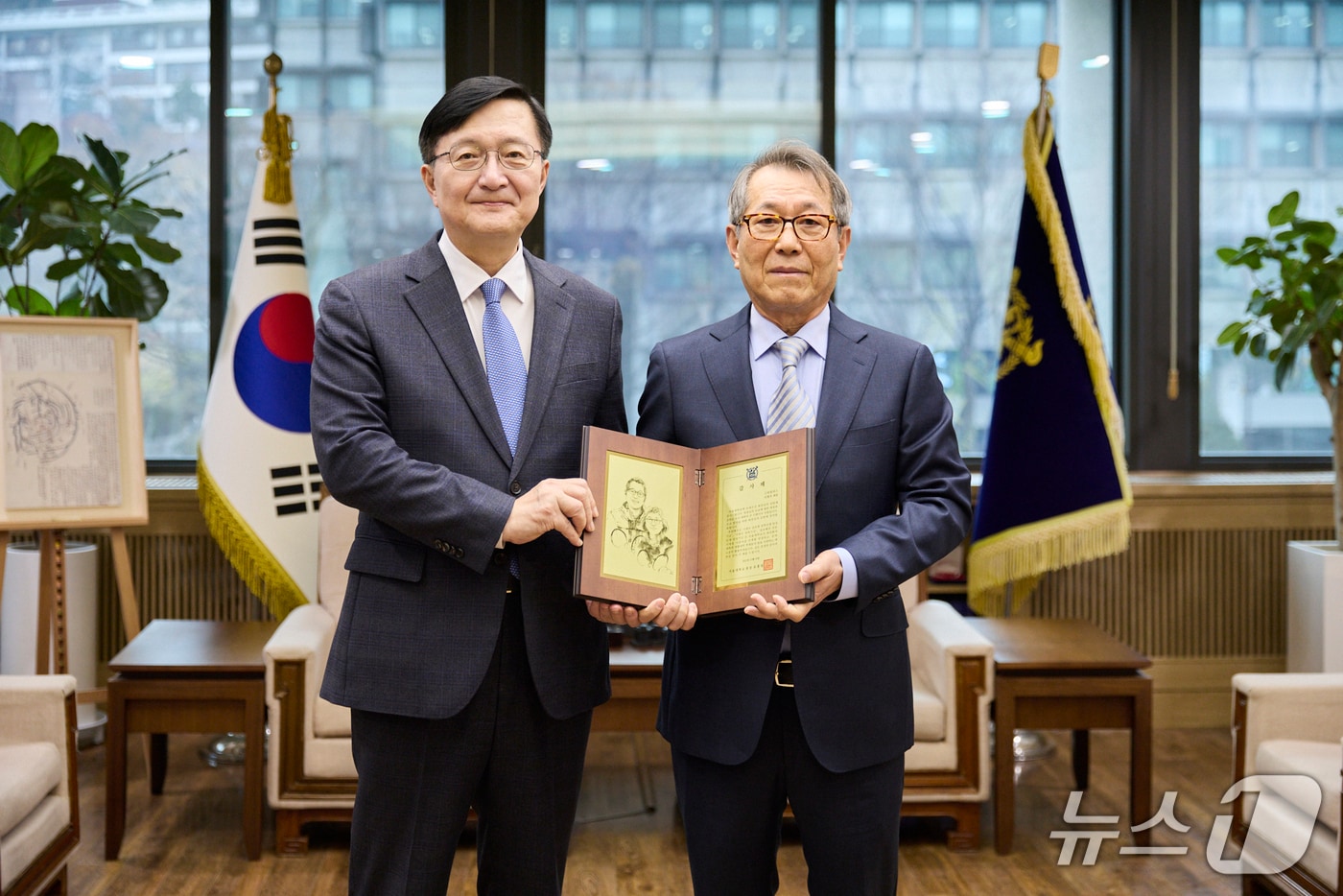 유홍림 총장이 지난 11일 서울대 행정관에서 이 전 대표에게 기부 감사패를 전달했다.(서울대 제공)