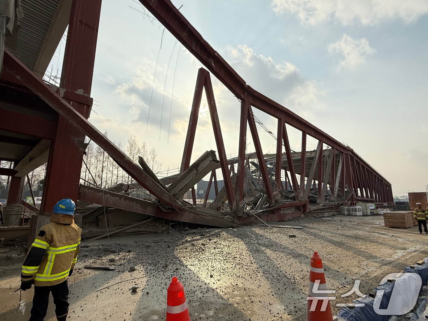 11일 오후 1시 58분쯤 광주 서구 치평동(상무지구)의 광주대표도서관 공사 현장에서 레미콘 타설 중 붕괴 사고가 발생했다. 사진은 사고 현장 모습. 2025.12.11/뉴스1 ⓒ News1 김태성 기자