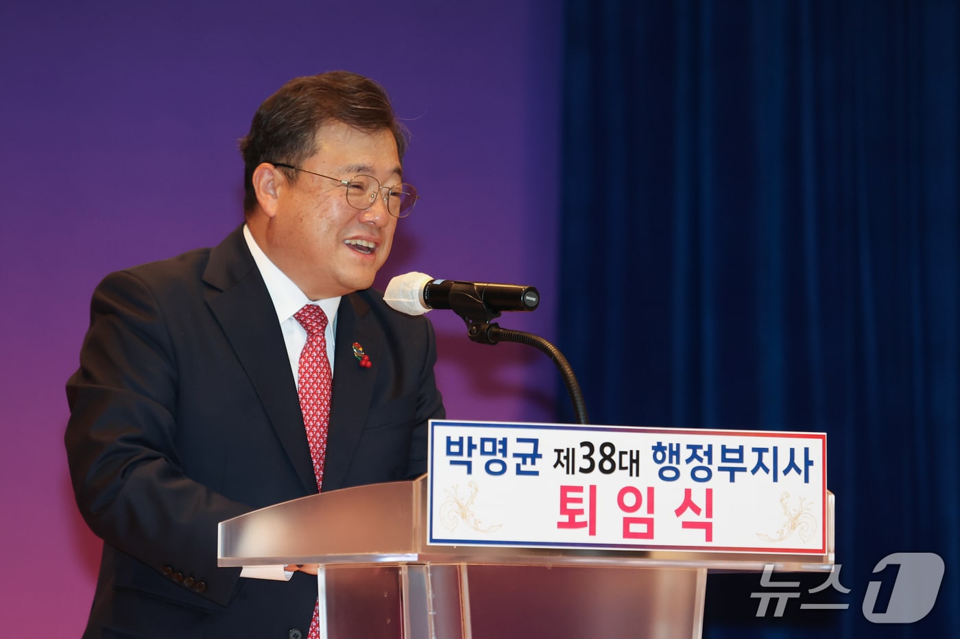 박명균 경남도 행정부지사가 11일 도청에서 열린 퇴임식에서 퇴임인사를 하고 있다.&#40;경남도 제공. 재판매 및 DB금지&#41;