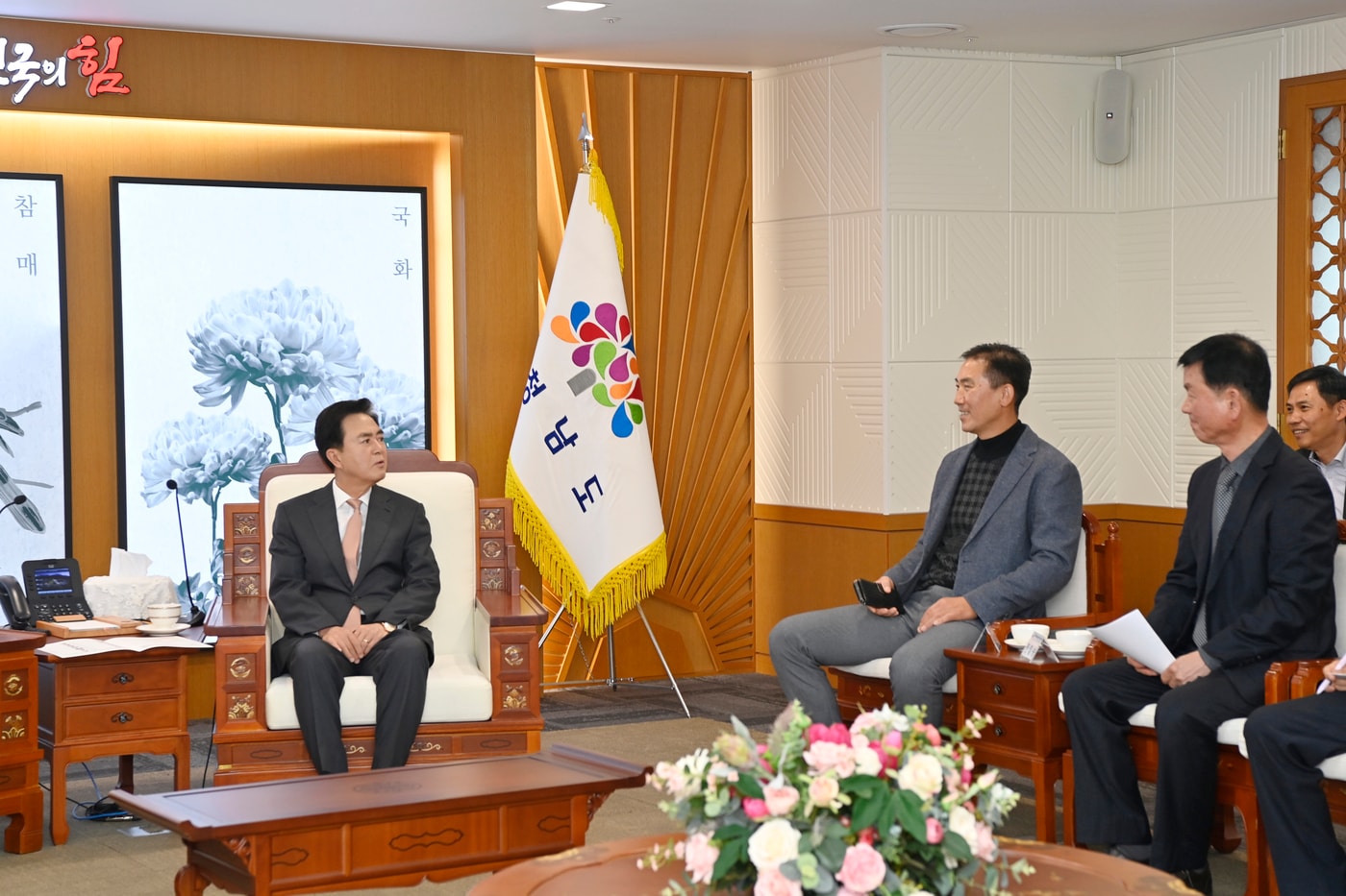 김태흠 지사(왼쪽)가 도청 접견실에서 한국공인중개사협회 충남지회 관계자들과 간담회를 하고 있다.(충남도 제공. 재판매 및 DB금지)/뉴스1