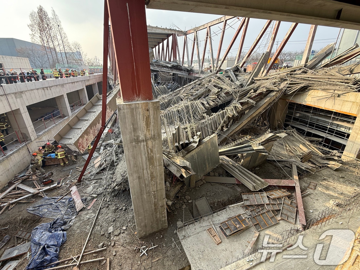 11일 오후 1시 58분쯤 광주 서구 치평동&#40;상무지구&#41;의 광주대표도서관 공사 현장에서 레미콘 타설 중 붕괴 사고가 발생해 작업자가 매몰, 소방당국이 구조작업을 하고 있다. 2025.12.11/뉴스1 ⓒ News1 김태성 기자