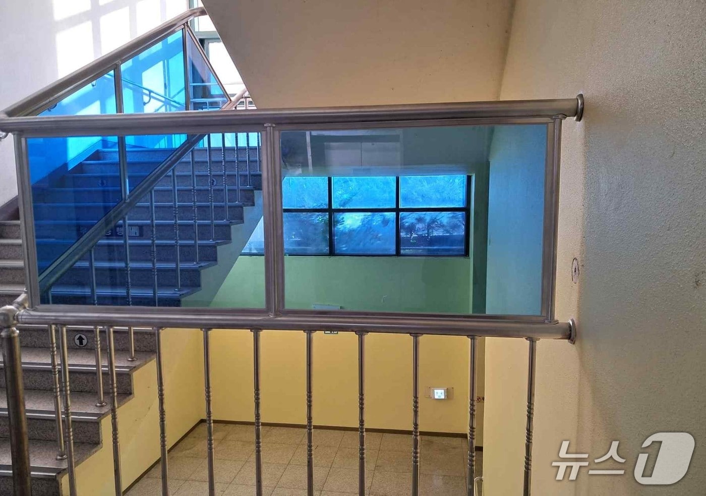 높이가 보강된 학교 안전난간대(대전시교육청 제공) /뉴스1