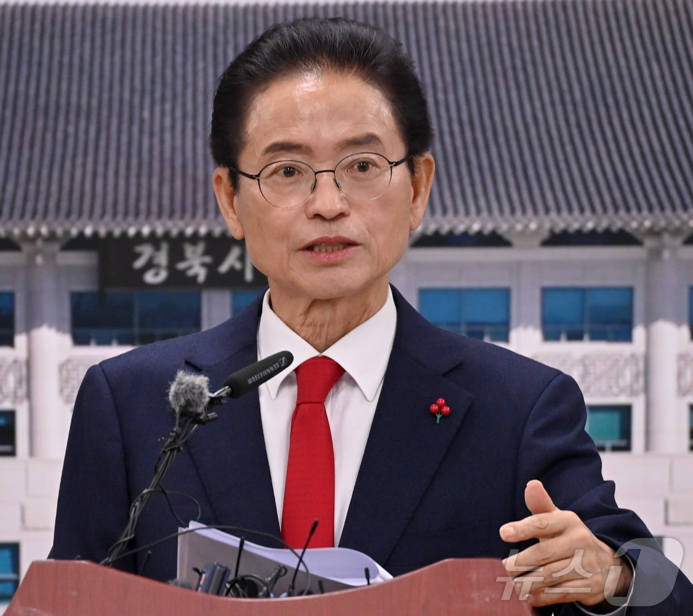 이철우 경북지사는 11일 도청 브리핑룸에서 민선8기 재정혁신 성과와 2026년 국가예산 확보 실적을 발표한 가운데 내년 지방선거 “3선 도지사에 도전하겠다”며 사실상 출마 의사를 공식화했다.&#40;경북도 제공. 재판매 및 DB금지&#41; /뉴스1