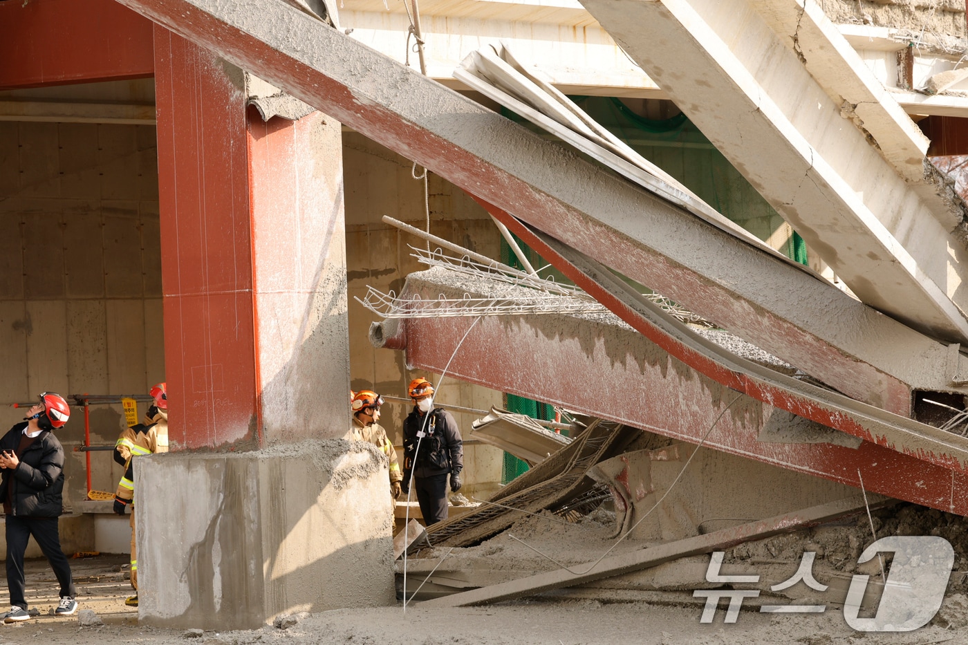 11일 오후 1시 58분쯤 광주 서구 치평동(상무지구)의 광주대표도서관 공사 현장에서 레미콘 타설 중 붕괴 사고가 발생해 4명이 매몰, 소방당국이 구조작업을 하고 있다. 2025.12.11/뉴스1 ⓒ News1 김태성 기자