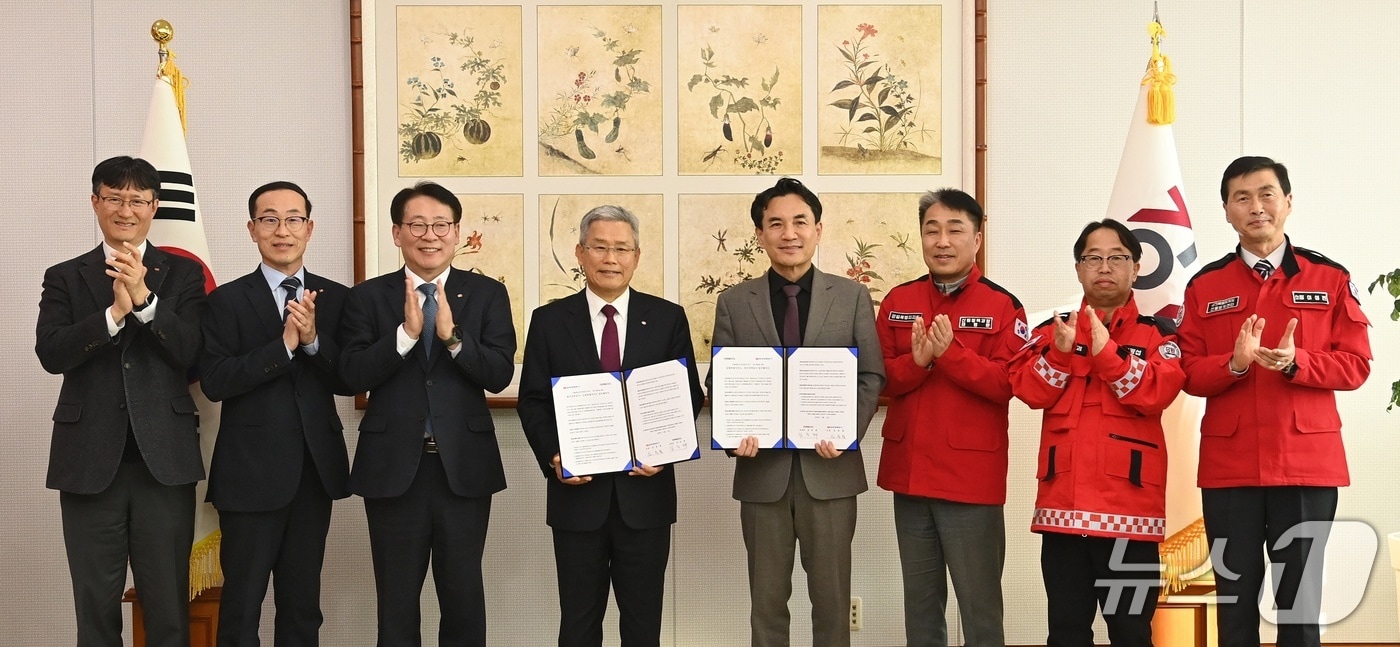한국전력과 강원도는 11일 산불예방과 전력설비 보호를 위한 업무협약을 체결했다.(한국전력 제공. 재판매 및 DB금지)/뉴스1
