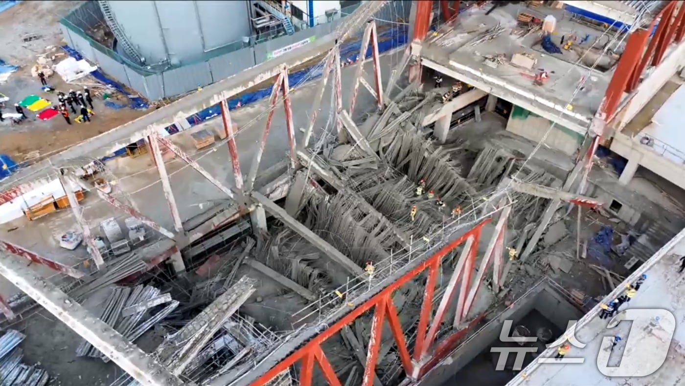 지난해 12월 11일 오후 1시 58분쯤 광주 서구 치평동(상무지구)의 광주대표도서관 공사 현장에서 레미콘 타설 중 붕괴 사고가 발생해 4명이 매몰됐다. 사진은 사고현장 모습. (소방청 제공. 재판매 및 DB금지) 2025.12.11/뉴스1