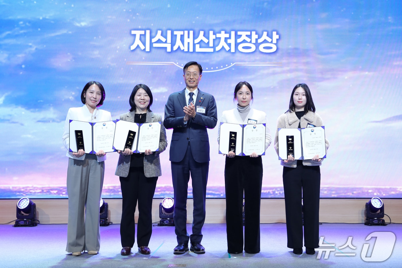 김용선 지식재산처장(왼쪽에서 3번째)이 수상자들과 기념촬영을 하고 있다.왼쪽부터 박지원, 조윤주, 김용선 지식재산처장, 조은구, 박은서씨.(지식재산처 제공.재판매 및 DB금지)/뉴스1