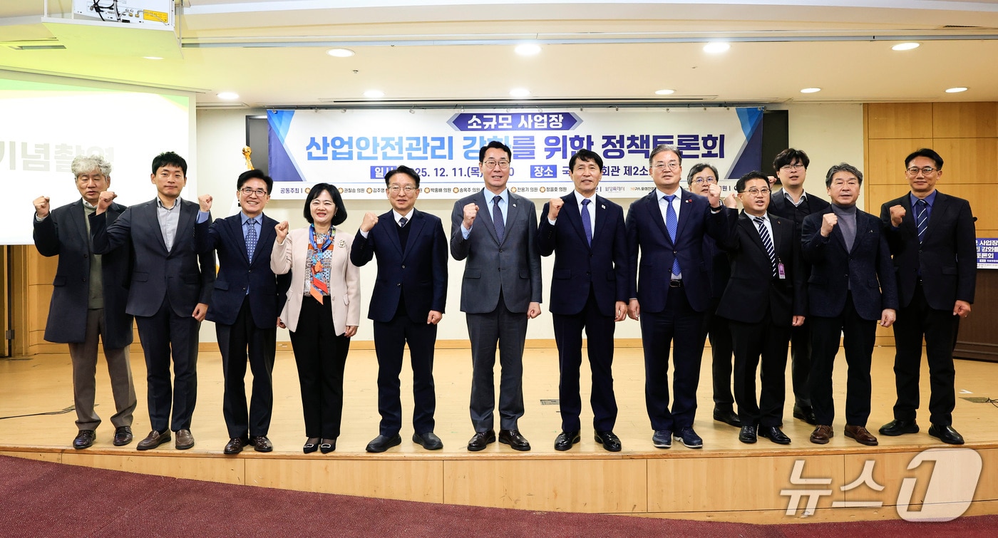  정명근 화성시장&#40;사진 가운데&#41;이 이학영 국회부의장, 권칠승 국회의원 등 참석 내빈들과 기념 촬영을 하고 있다.&#40;화성시 제공&#41;