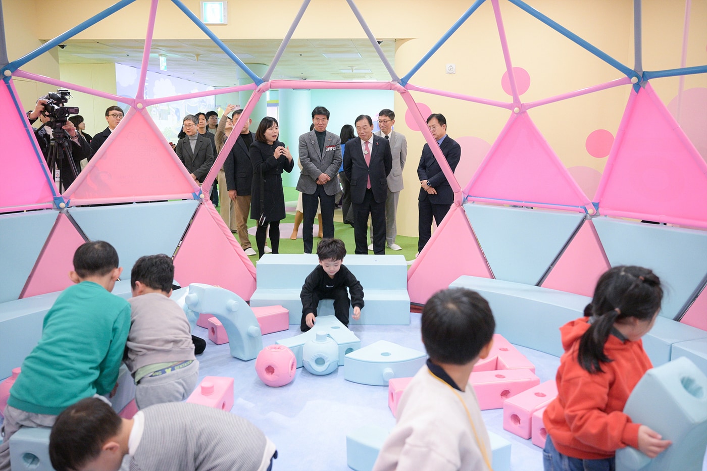 세종 한글놀이터를 둘러보는 최민호 세종시장. &#40;세종시 제공. 재판매 및 DB 금지&#41;