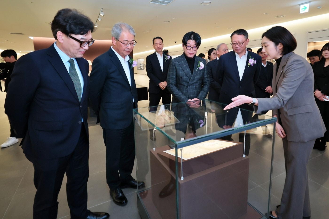 (왼쪽에서 두번째부터) 임종룡 우리금융그룹 회장, 이정섭 우리은행 상무, 고 박경리 작가의 외손자인 토지문화재단 김세희 이사장, 정진완 우리은행장이 '우리1899'에서 서울시 지정문화재인 ‘대한천일은행 창립청원서’에 대한 설명을 듣고 있다. (우리금융그룹 제공)