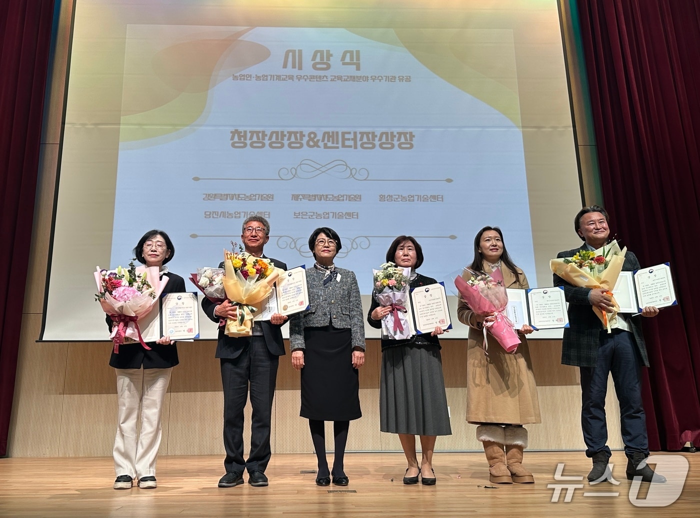 강원농업기술원, &#39;사과 다축수형 매뉴얼&#39; 최우수상 수상.&#40;도농업기술원 제공, 재판매 및 DB금지&#41;