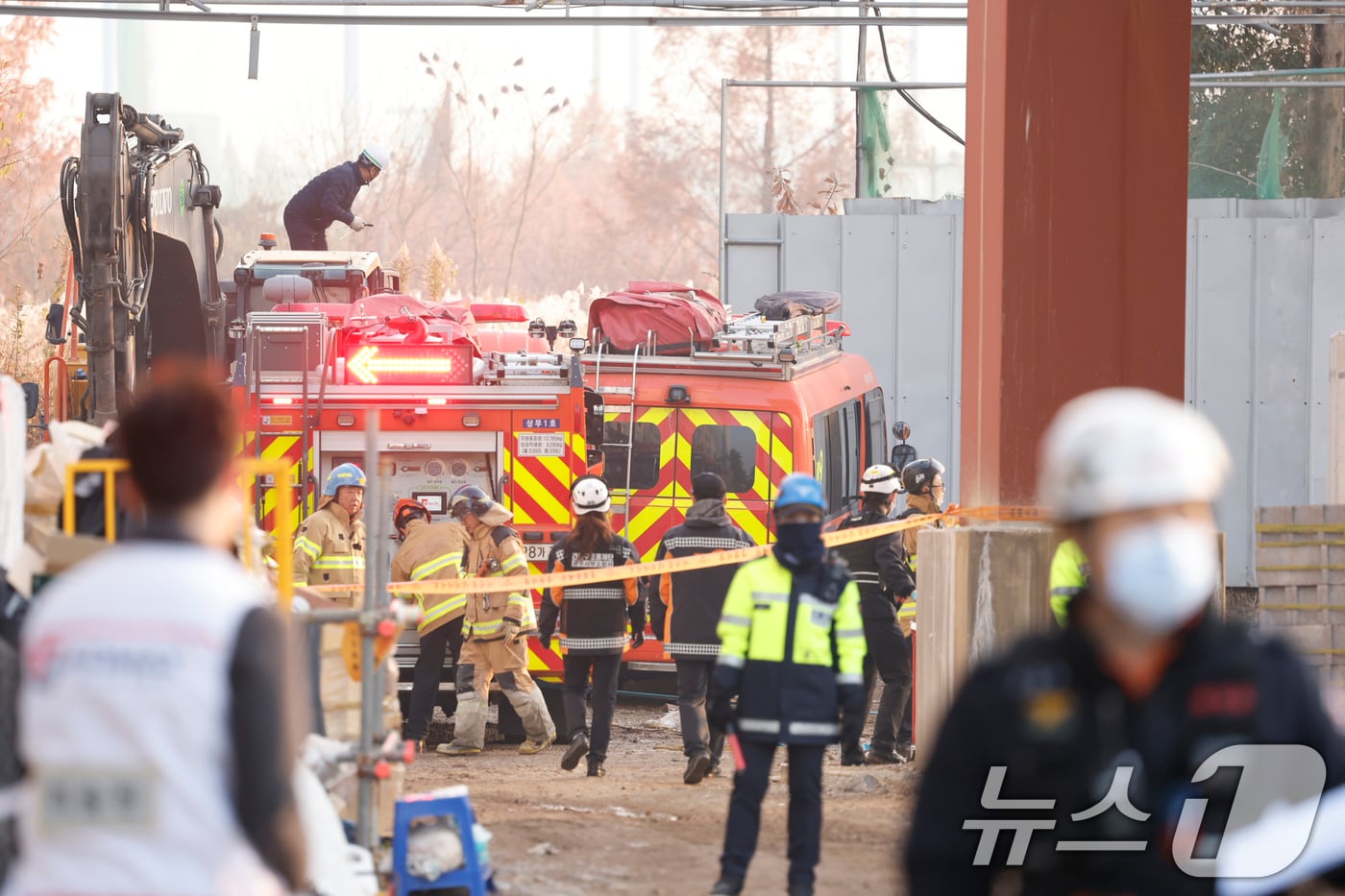 11일 오후 1시 58분쯤 광주 서구 치평동(상무지구)의 광주대표도서관 공사 현장에서 레미콘 타설 중 붕괴 사고가 발생해 4명이(추정) 매몰, 소방당국이 구조작업을 하고 있다. 2025.12.11/뉴스1 ⓒ News1 김태성 기자
