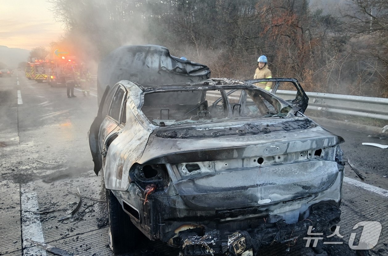 12일 오전 7시쯤 경북 의성군 안평면 도옥리 중앙고속도로 부산 방향 166㎞ 지점에서 달리던 승용차가 덤프트럭을 들이받아 불이나 형체를 알아볼 수 없을 정도로 새까맣게 탔다.&#40;경북소방본부 제공. 재판매 및 DB 금지&#41;2025.12.12/뉴스1