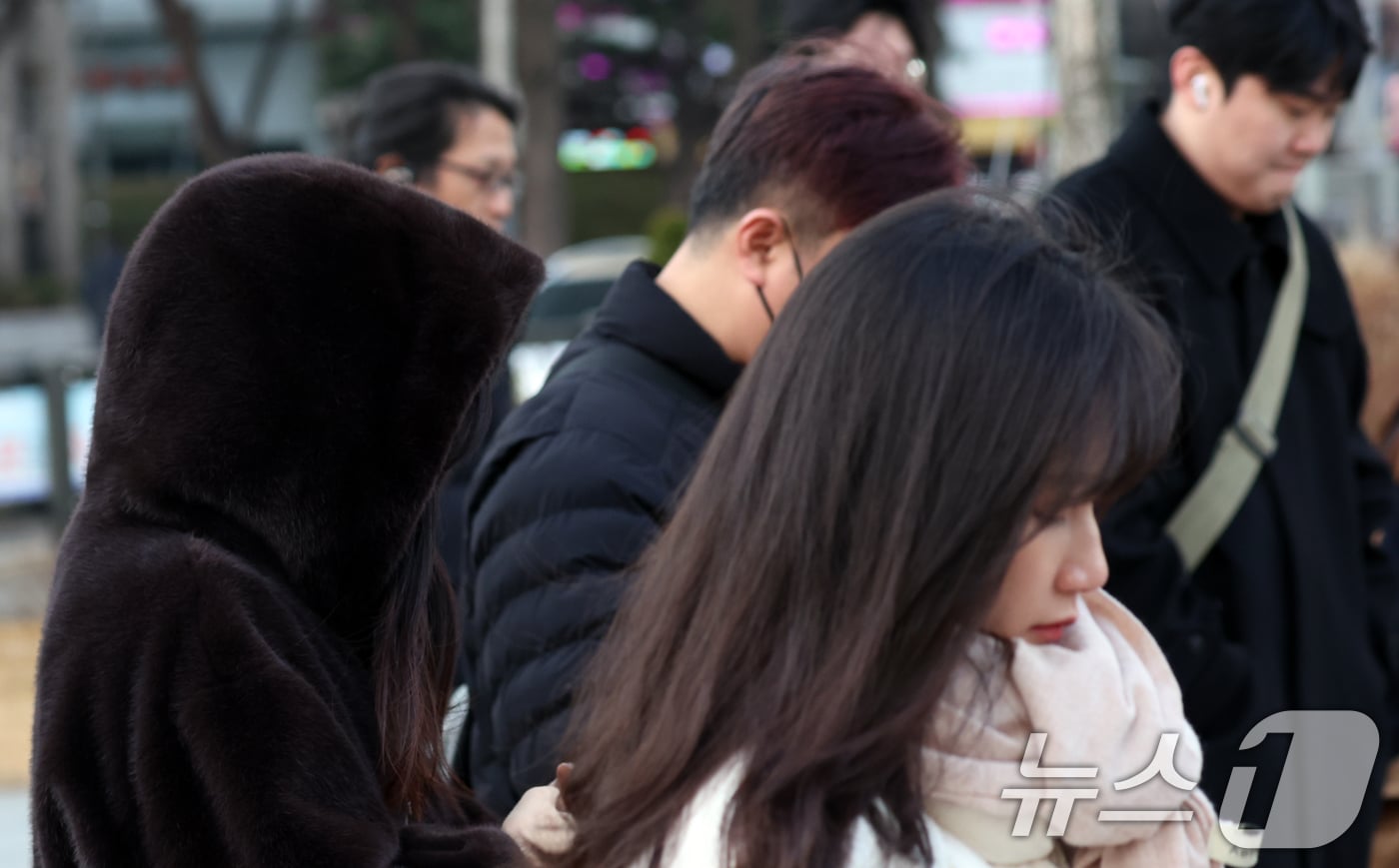 12일 오전 전국 대부분 지역에서 기온이 큰 폭으로 낮아진 가운데 서울 광화문 네거리에서 시민들이 잔뜩 움츠린 채 이동하고 있다. 기상청은 이날 북쪽에서 찬 공기가 유입되면서 일부 수도권과 충남, 전라권 아침 기온이 전날보다 10도 이상 떨어진다고 예보했다. 2025.12.12/뉴스1 ⓒ News1 김명섭 기자