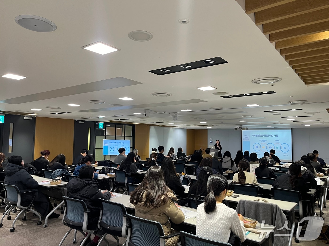 서울시복지재단은 지난 10일 롯데인재개발원 서울캠퍼스에서 '2025 롯데백화점X기아대책 가족돌봄청소년·청년 지원사업 2차 선정자 오리엔테이션'을 개최했다.(서울시 제공)