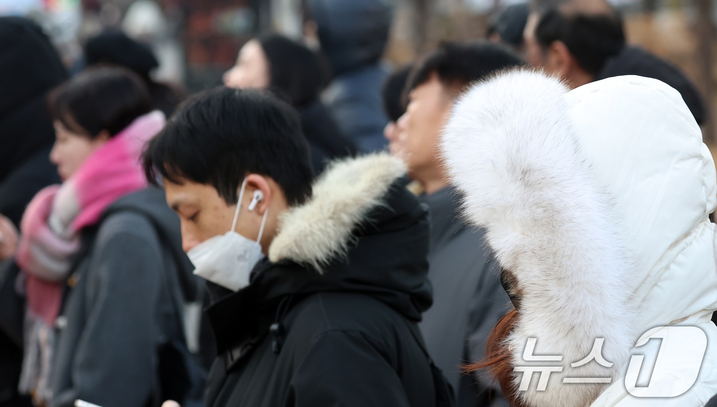 12일 오전 전국 대부분 지역에서 기온이 큰 폭으로 낮아진 가운데 서울 광화문 네거리에서 시민들이 잔뜩 움츠린 채 이동하고 있다. 기상청은 이날 북쪽에서 찬 공기가 유입되면서 일부 수도권과 충남, 전라권 아침 기온이 전날보다 10도 이상 떨어진다고 예보했다. 2025.12.12/뉴스1 ⓒ News1 김명섭 기자