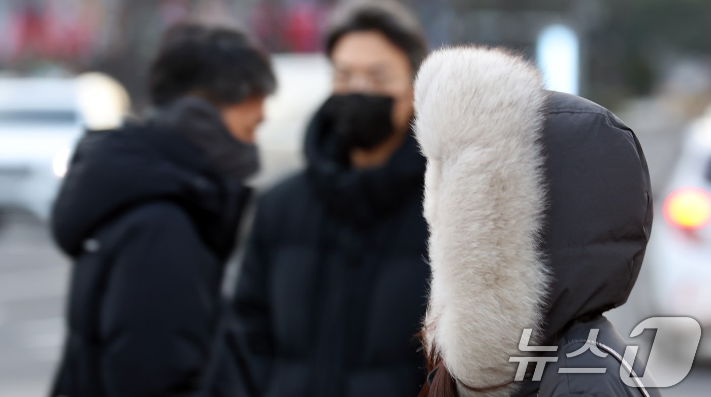 서울 광화문 네거리에서 시민들이 잔뜩 움츠린 채 이동하고 있다.2025.12.12/뉴스1 ⓒ News1 김명섭 기자