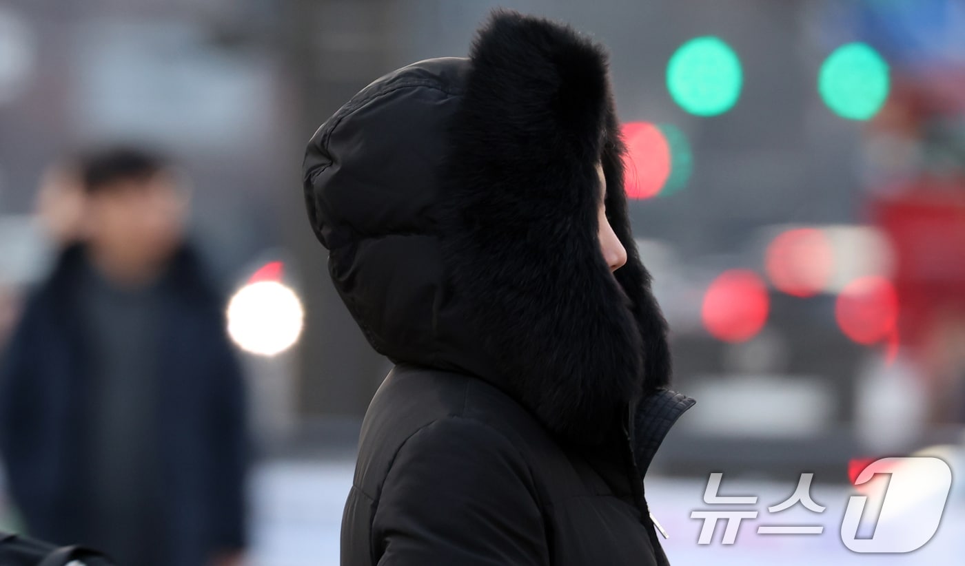 12일 오전 전국 대부분 지역에서 기온이 큰 폭으로 낮아진 가운데 서울 광화문 네거리에서 시민들이 잔뜩 움츠린 채 이동하고 있다. 북쪽에서 찬 공기가 유입돼 일부 수도권과 충남, 전라권의 아침 기온이 전날보다 10도 이상 낮았다. 2025.12.12/뉴스1 ⓒ News1 김명섭 기자