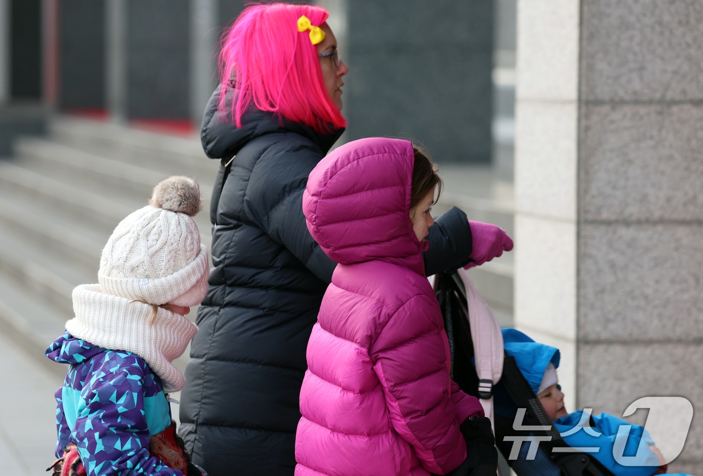 서울 광화문 네거리에서 외국인 관광객들이 잔뜩 움츠린 채 이동하고 있다. 2025.12.12/뉴스1 ⓒ News1 김명섭 기자