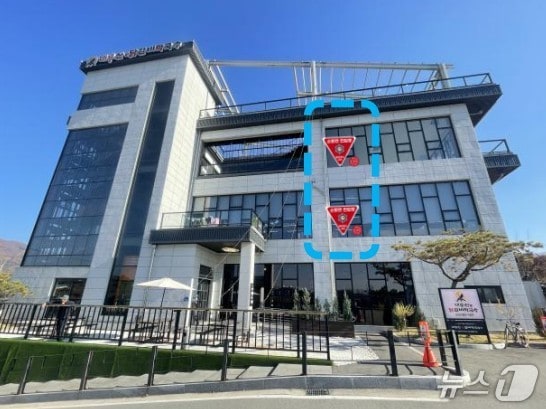 춘천시, 소방관 진입창 표시 스티커 부착 지원.&#40;춘천시 제공, 재판매 및 DB금지&#41;