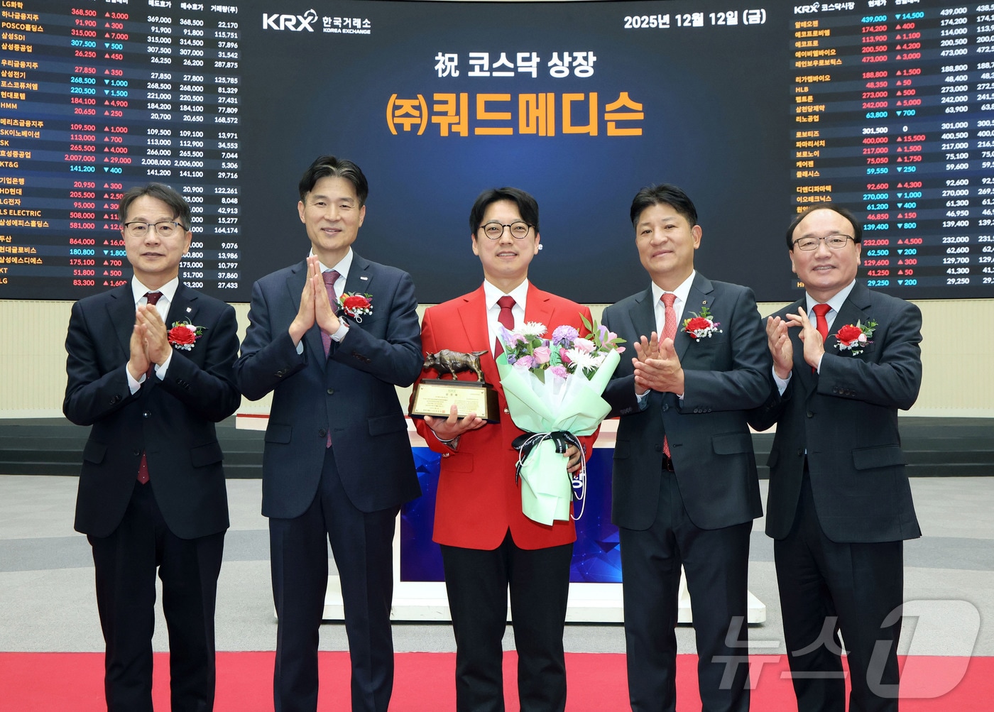 한국거래소 코스닥시장본부는 12일 오전 서울사옥 홍보관에서 쿼드메디슨의 코스닥시장 상장기념식을 개최했다. 사진은 상장 기념식 후 기념 사진 촬영하는 김대영 한국IR협의회 부회장, 민경욱 한국거래소 코스닥시장본부장, 백승기 쿼드메디슨 대표이사, 김형진 NH투자증권 총괄대표, 강왕락 코스닥협회 부회장의 모습. (한국거래소 제공. 재판매 및 DB 금지)