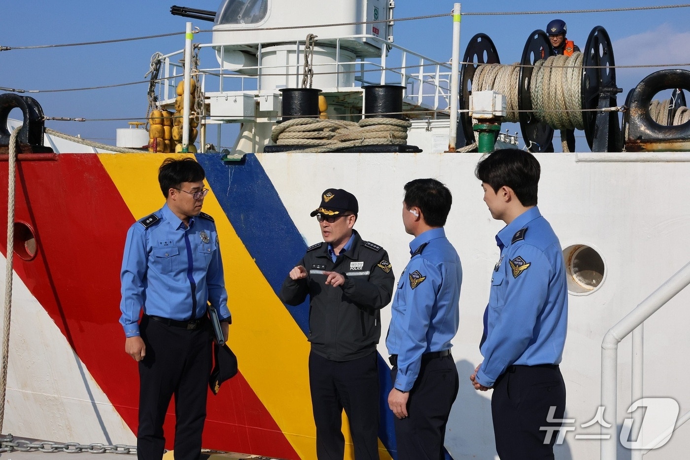 김기용 여수해양경찰서장이 지난 11일 여수 신북항 해양경찰전용부두를 찾아 함정을 점검하고 있다. (여수해경 제공. 재판매 및 DB금지)