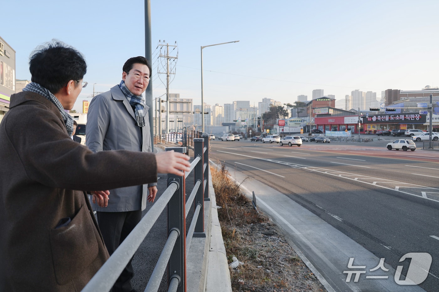 원강수 강원 원주시장이 12일 중앙고속도로 남원주나들목을 찾아 진입차로 개선 상황을 살피고 있다. (원주시 제공. 재판매 및 DB금지) 2025.12.12/뉴스1