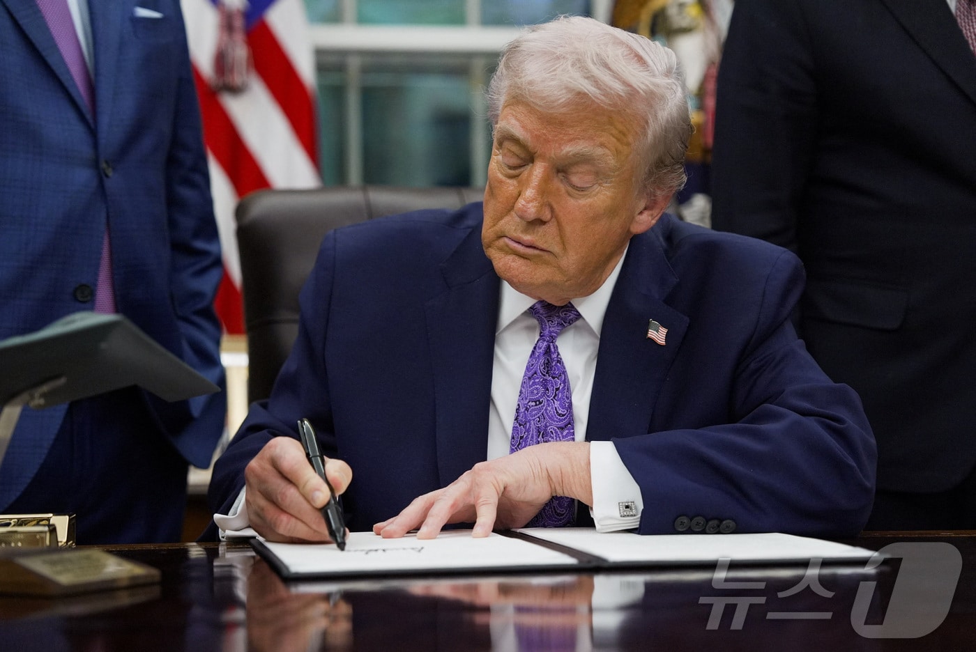 11일(현지시간) 도널드 트럼프 미국 대통령이 워싱턴DC 백악관에서 주(州)마다 제각각인 인공지능(AI) 관련 법률 제정을 억제하는 행정명령에 서명하고 있다. 2025.12.11 ⓒ 로이터=뉴스1 ⓒ News1 김지완 기자