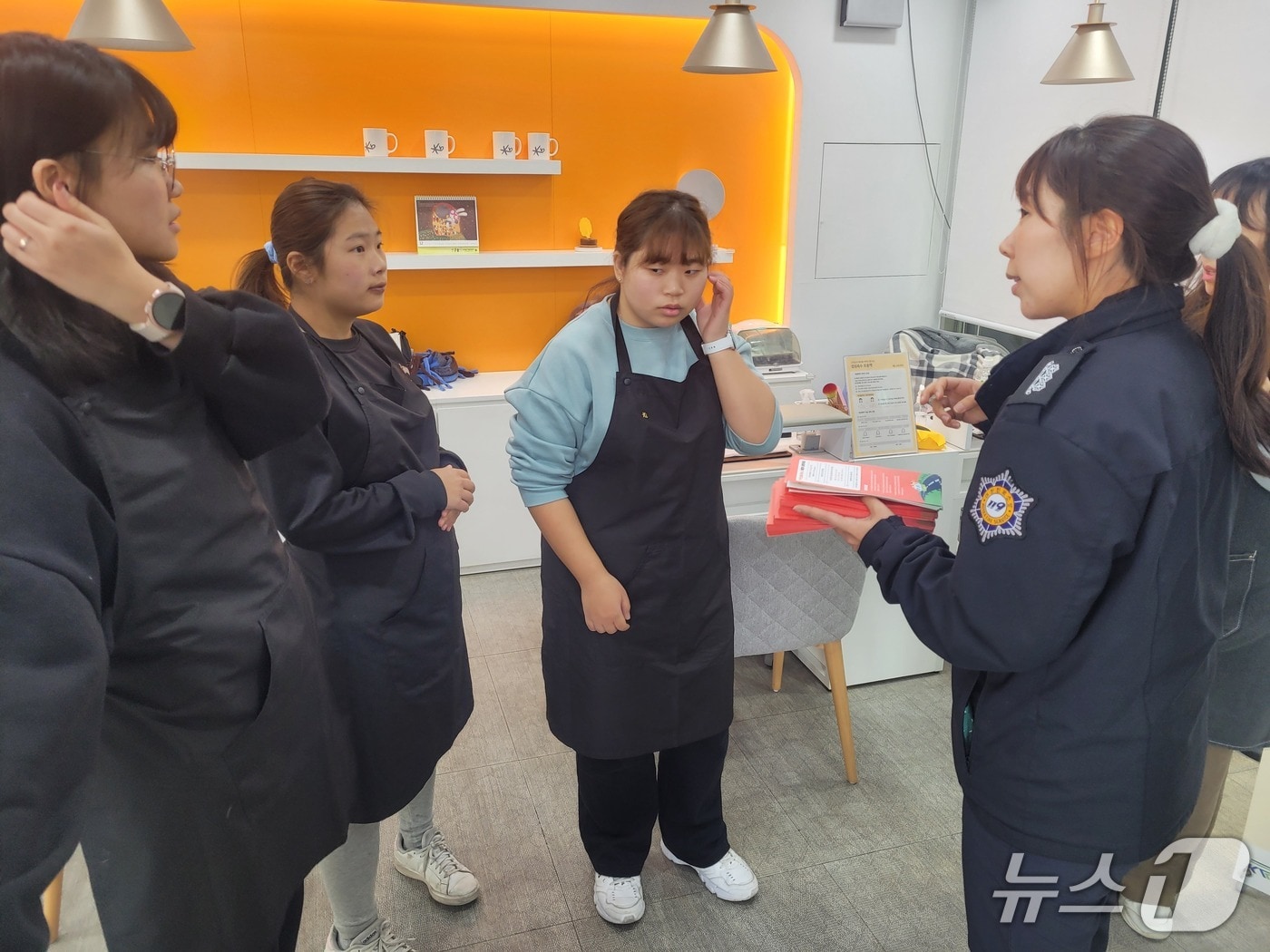 &#39;119안심콜서비스 홍보 캠페인&#39; 홍보물 배부 모습.&#40;청주서부소방서 제공. 재판매 및 DB금지&#41;/뉴스1