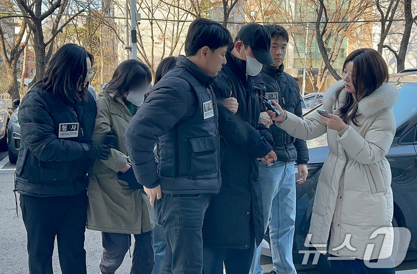 70대 어머니를 폭행해 사망에 이르게 한 혐의를 받는 40대 남매가 12일 양천구 서울남부지법에서 열린 구속 전 피의자심문&#40;영장실질심사&#41;에 출석하고 있다. 지난 10일 서울 구로경찰서는 존속폭행치사 혐의로 이들 남매를 긴급체포했다. 경찰은 사체 검안 결과와 관련자 진술 등을 토대로 폭행 정황이 있었다고 보고 이들을 체포해 조사했다. 2025.12.12/뉴스1 ⓒ News1 강서연 기자