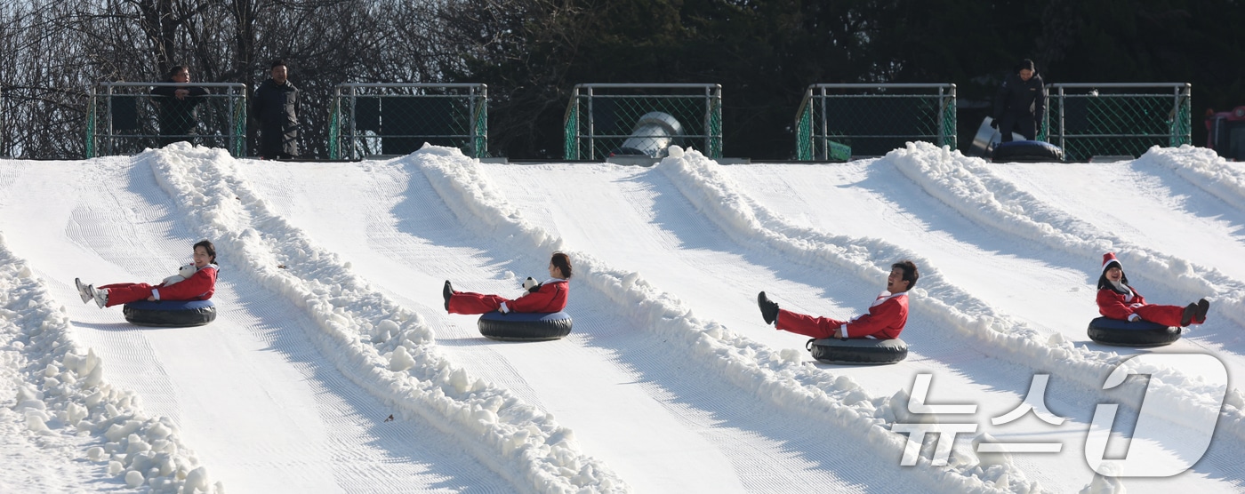 에버랜드 겨울 야외 액티비티 '스노우 버스터'가 개장한 12일 경기 용인시 처인구 에버랜드 눈썰매장 스노우 버스터에서 산타 복장을 한 직원들이 눈썰매를 타고 있다. 2025.12.12/뉴스1 ⓒ News1 김영운 기자