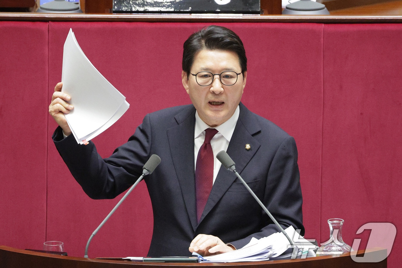 신동욱 국민의힘 의원이 지난 12일 서울 여의도 국회에서 열린 제430회국회(임시회) 제1차 본회의에서 형사소송법 일부개정법률안(대안)에 대한 무제한 토론(필리버스터)을 하고 있는 모습. 2025.12.12/뉴스1 ⓒ News1 신웅수 기자