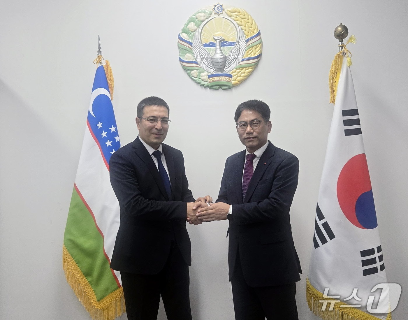 우즈벡 잠쉬드존 압두주후로프 농림부 차관&#40;왼쪽&#41;과 한난 이병휘 사업본부장&#40;오른쪽&#41;이 기념촬영을 하고 있다. &#40;사진제공=한난&#41;