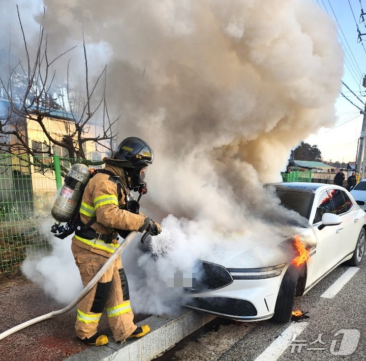 12일 오전 7시 58분쯤 충북 옥천군 옥천읍 장야리 일대 도로를 달리던 승용차에 불이 났다. (옥천소방서 제공. 재판매 및 DB금지) /뉴스1