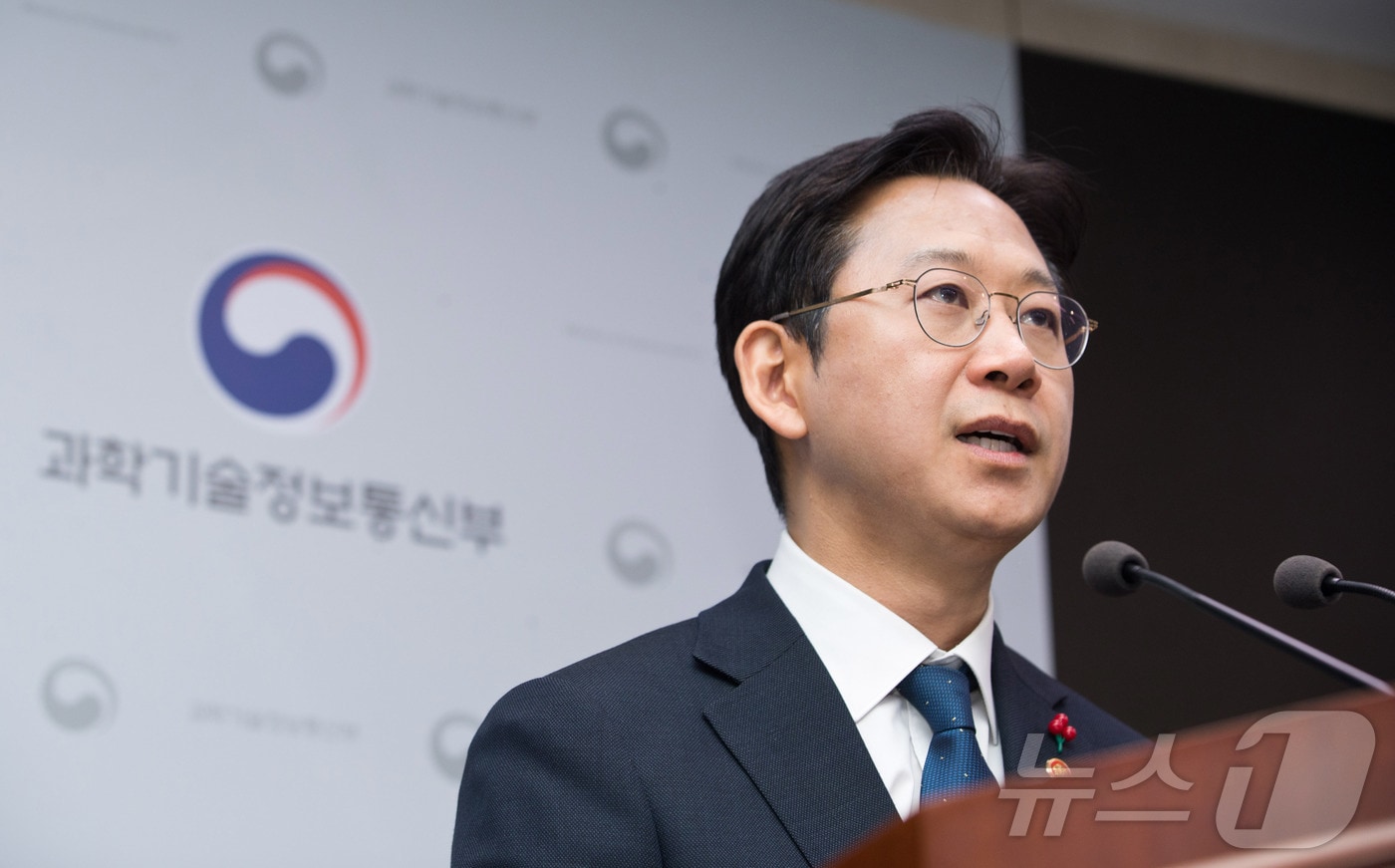 배경훈 부총리 겸 과학기술정보통신부 장관이 12일 오후 세종시 정부세종청사 기자실에서 2026년도 과학기술정보통신부 업무계획 보고 관련 브리핑을 하고 있다. (과학기술정보통신부 제공. 재판매 및 DB 금지) 2025.12.12/뉴스1