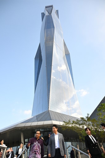 세계에서 두 번째로 높은 건축물 쿠알라룸푸르 '메르데카118'을 찾은 오세훈 서울시장이 다토 이르 테스 이즈완 이브라힘 CEO와 이야기를 나누고 있다(서울시 제공) 뉴스1 ⓒ News1