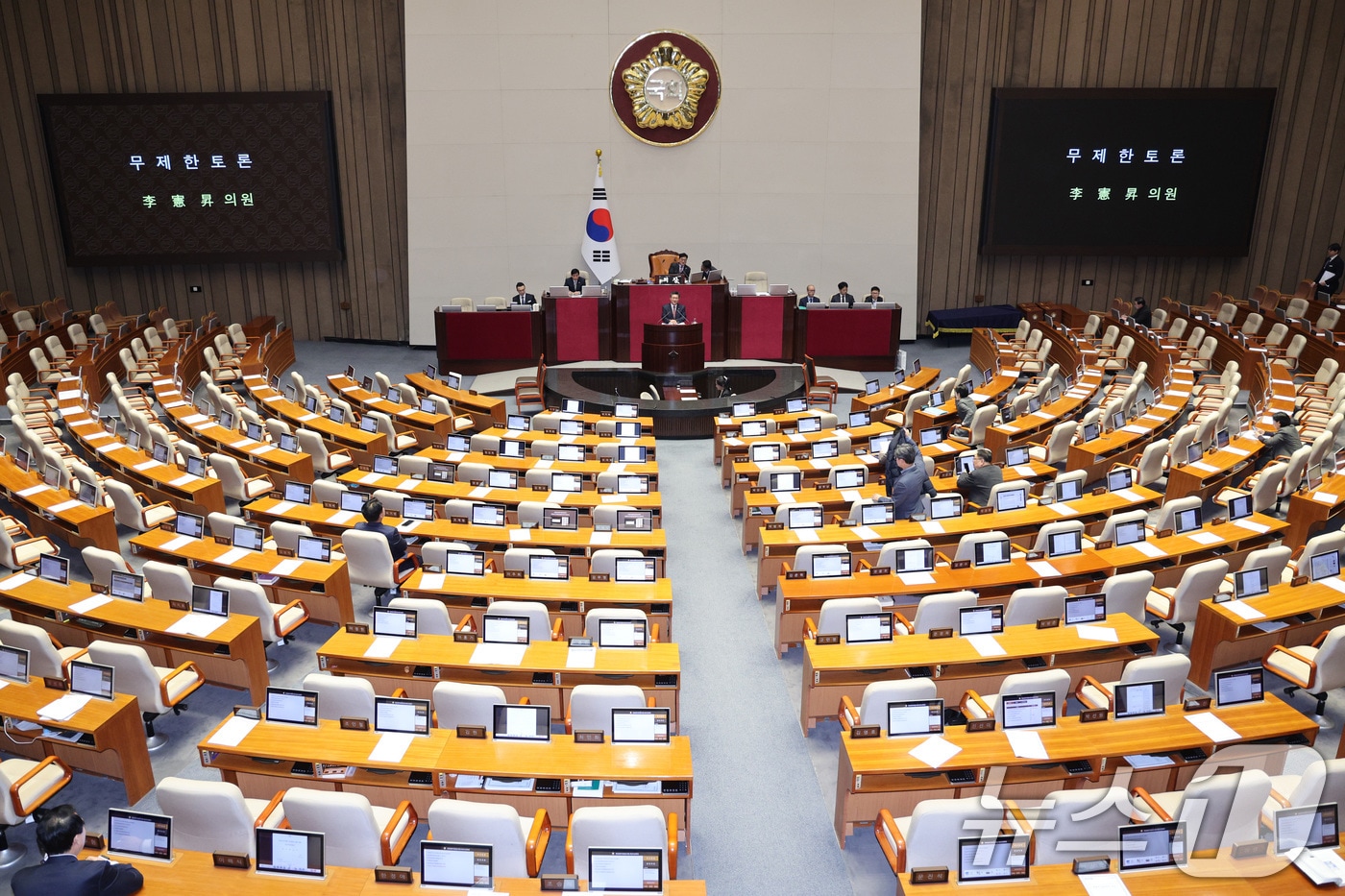 이헌승 국민의힘 의원이 지난 12일 서울 여의도 국회에서 열린 제430회국회(임시회) 제1차 본회의에서 은행법 일부개정법률안에 대한 무제한 토론(필리버스터)을 하고 있다. 2025.12.12/뉴스1 ⓒ News1 신웅수 기자