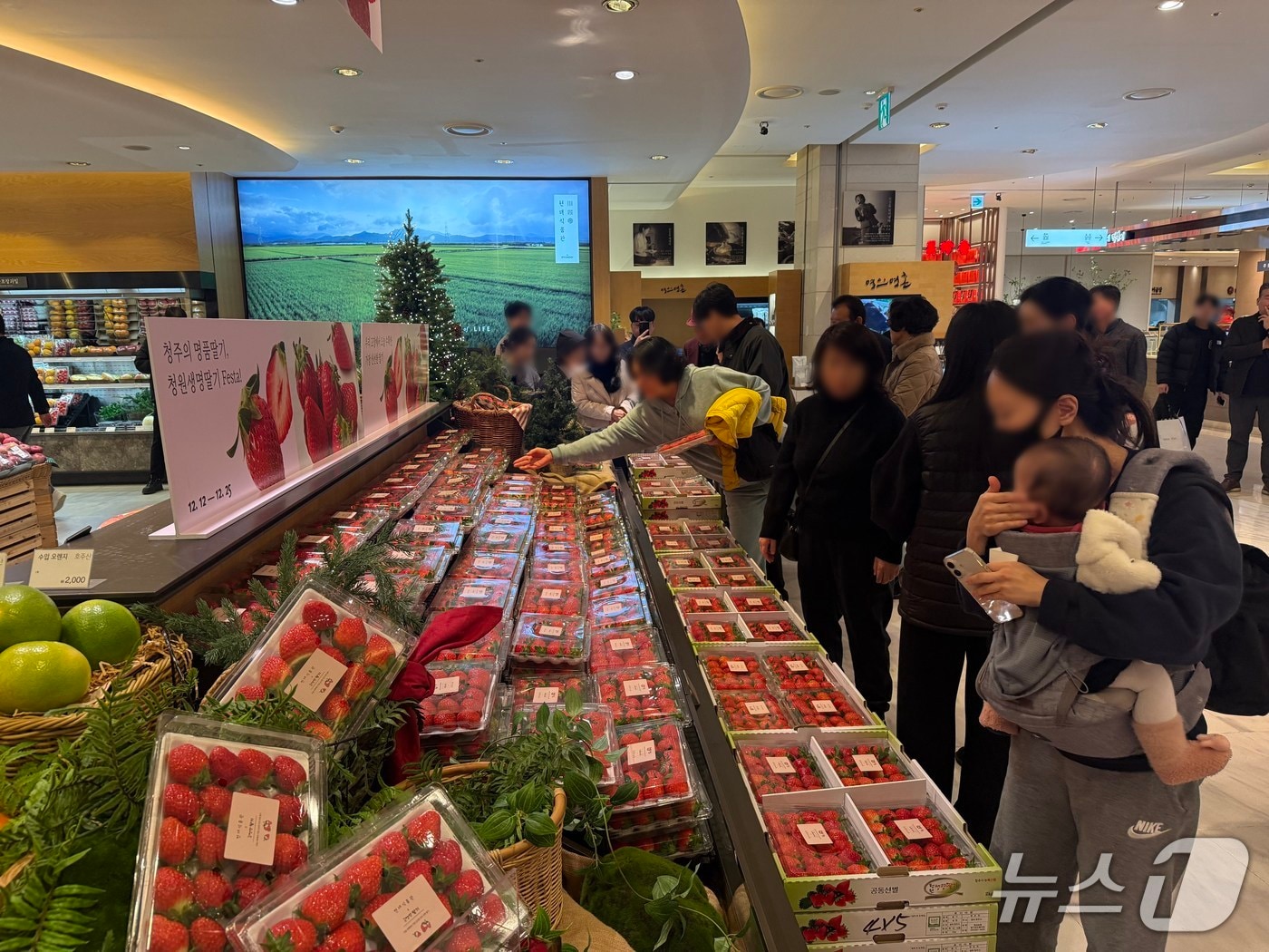 현대백화점 충청점 청원생명딸기 판촉행사.&#40;청주시 제공&#41;/뉴스1