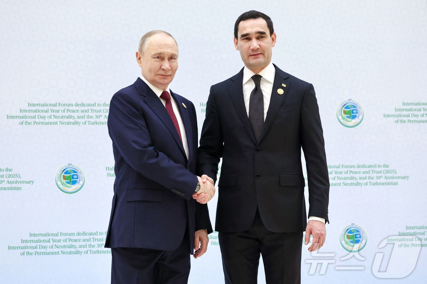 12일&#40;현지시간&#41; 투르크메니스탄 아시가바트에서 열린 투르크메니스탄의 &#39;영구 중립&#39; 지위 획득 30주년 기념 국제 포럼에서 세르다르 베르디무하메도프 투르크메니스탄 대통령이 블라디미르 푸틴 러시아 대통령을 환영하고 있다. 2025.12.12. ⓒ AFP=뉴스1 ⓒ News1 이정환 기자