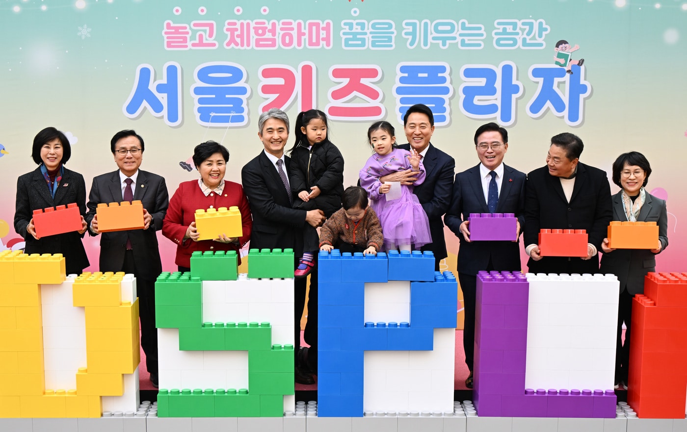 오세훈 서울시장이 12일 강서구 화곡동에 문을 연 &#39;서울키즈플라자&#39;에서 개관 축하 퍼포먼스에 참여하고 있다.&#40;서울시 제공&#41;