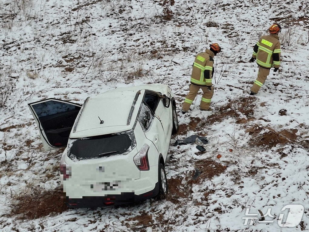 강원 고성 토성면 눈길 교통사고 현장.(강원도소방본부 제공, 재판매 및 DB금지)