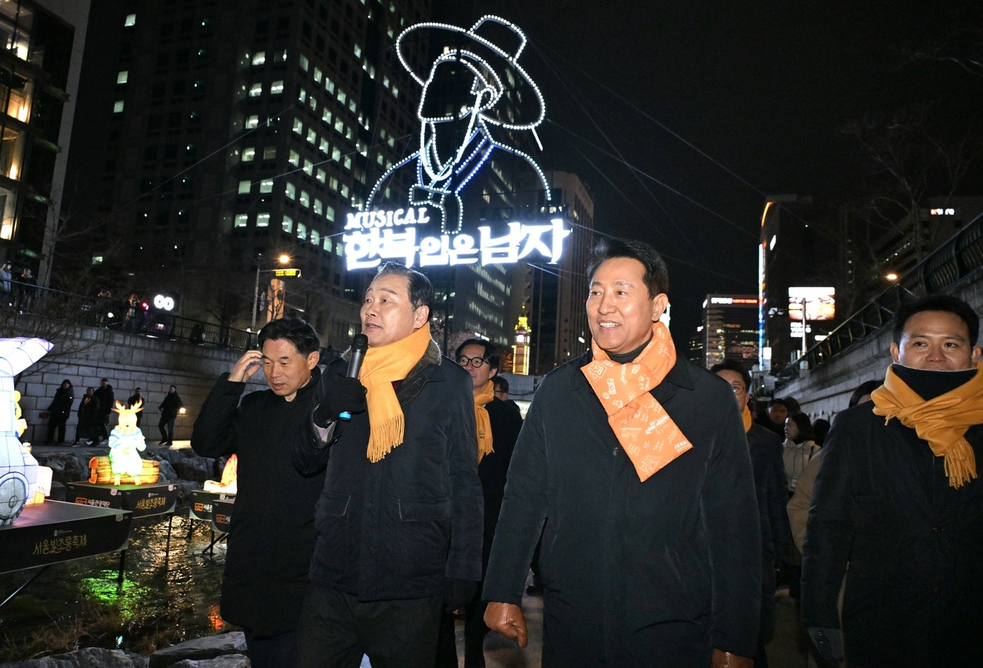 오세훈 서울시장이 12일 서울윈터페스타 개막식 참석 후 청계천의 '빛초롱축제'를 둘러보고 있다.(서울시 제공)