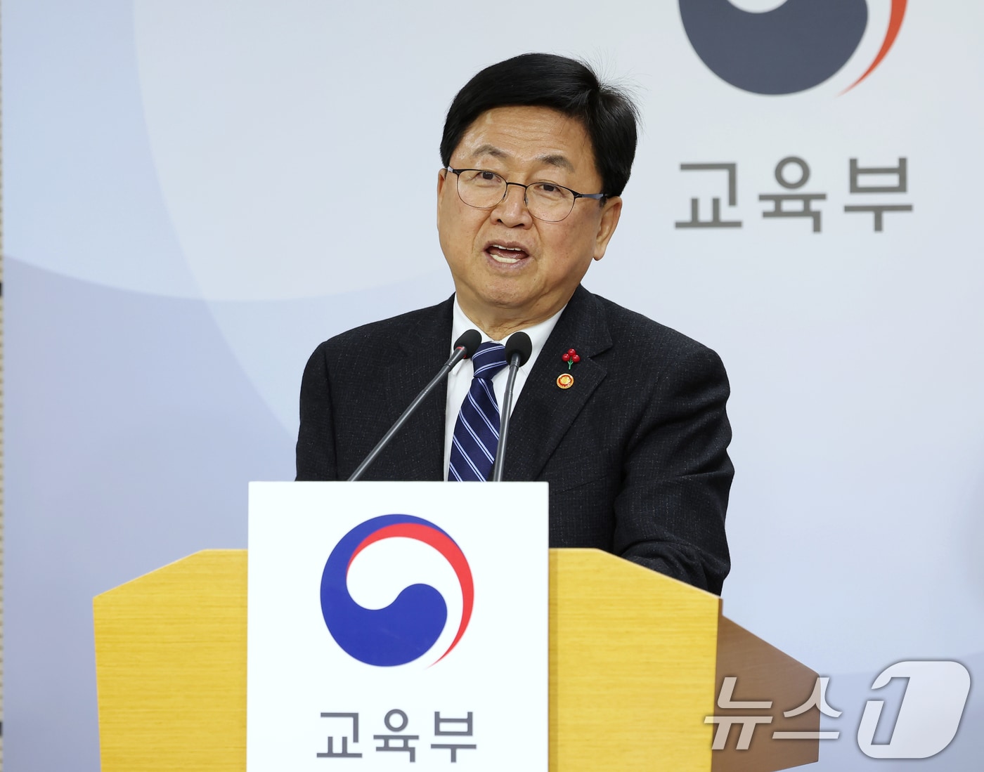 최교진 교육부 장관이 12일 정부세종청사에서 대통령 업무보고 후 브리핑을 하고 있다. (교육부 제공, 재판매 및 DB 금지) 2025.12.12/뉴스1