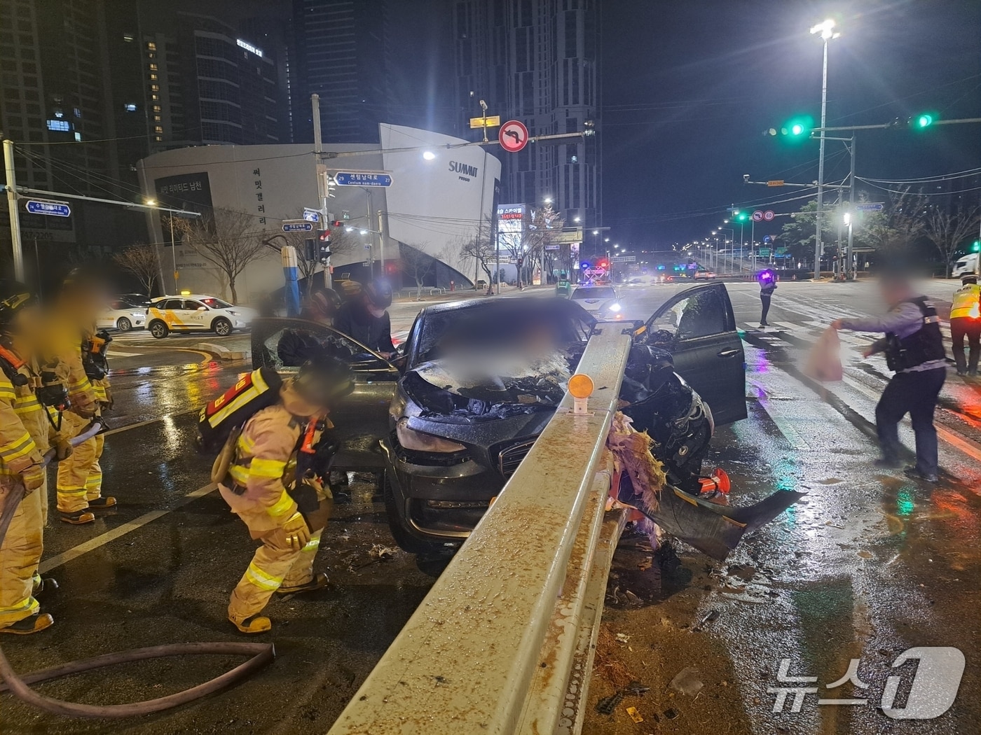 13일 오전 1시 32분쯤 부산 해운대구 우동 센텀교차로에서 만취한 채 승용차를 몰던 30대가 도로 중앙 분리대를 들이 받는 사고를 냈다. 사진은 사고 현장 모습.(해운대경찰서 제공. 재판매 및 DB금지)