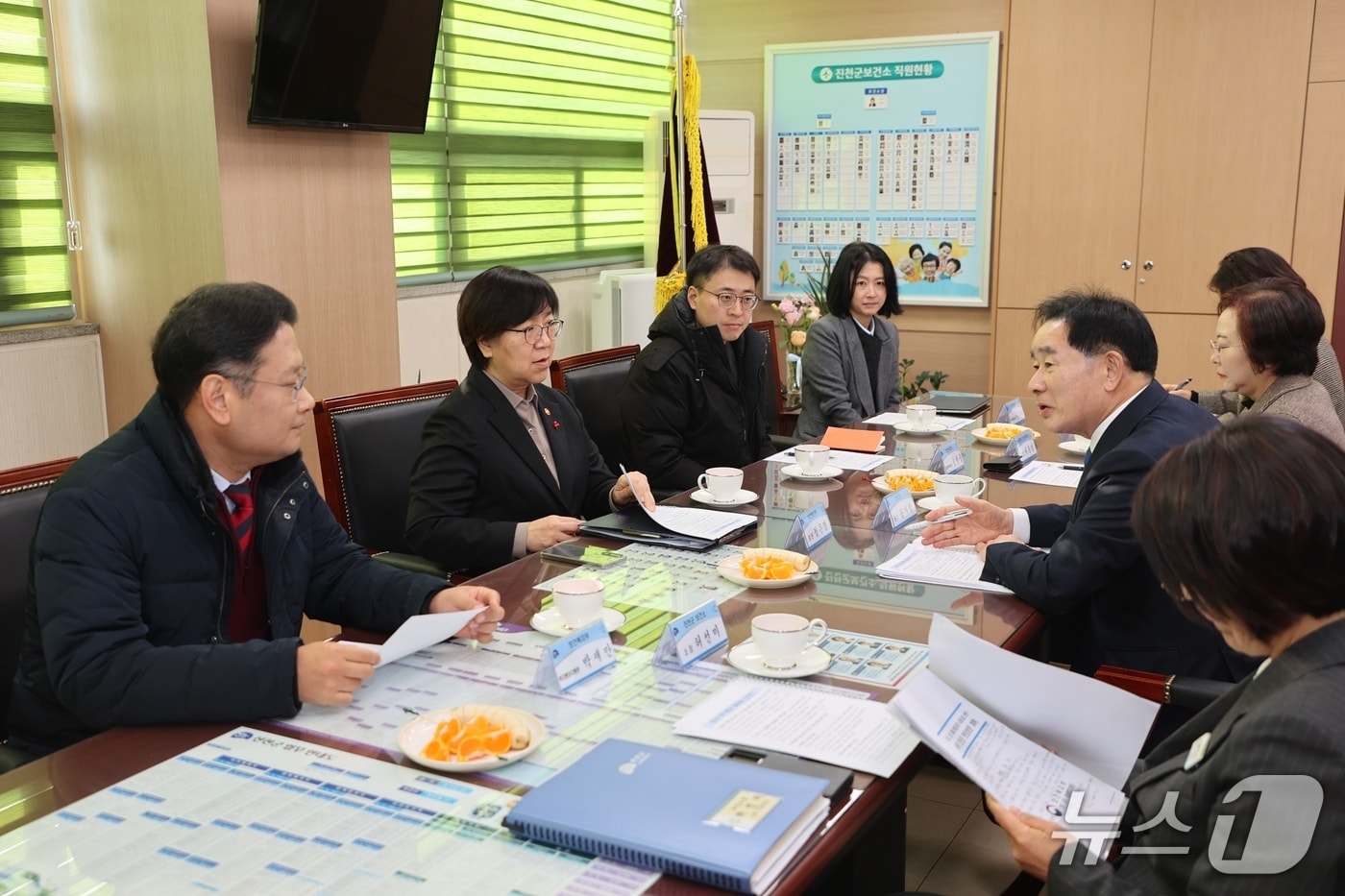 지난 12일 정은경 보건복지부 장관이 충북 진천군을 찾아 송기섭 진천군수 등과 간담회를 하고 있다.(진천군 제공, 재판매 및 DB금지)/뉴스1