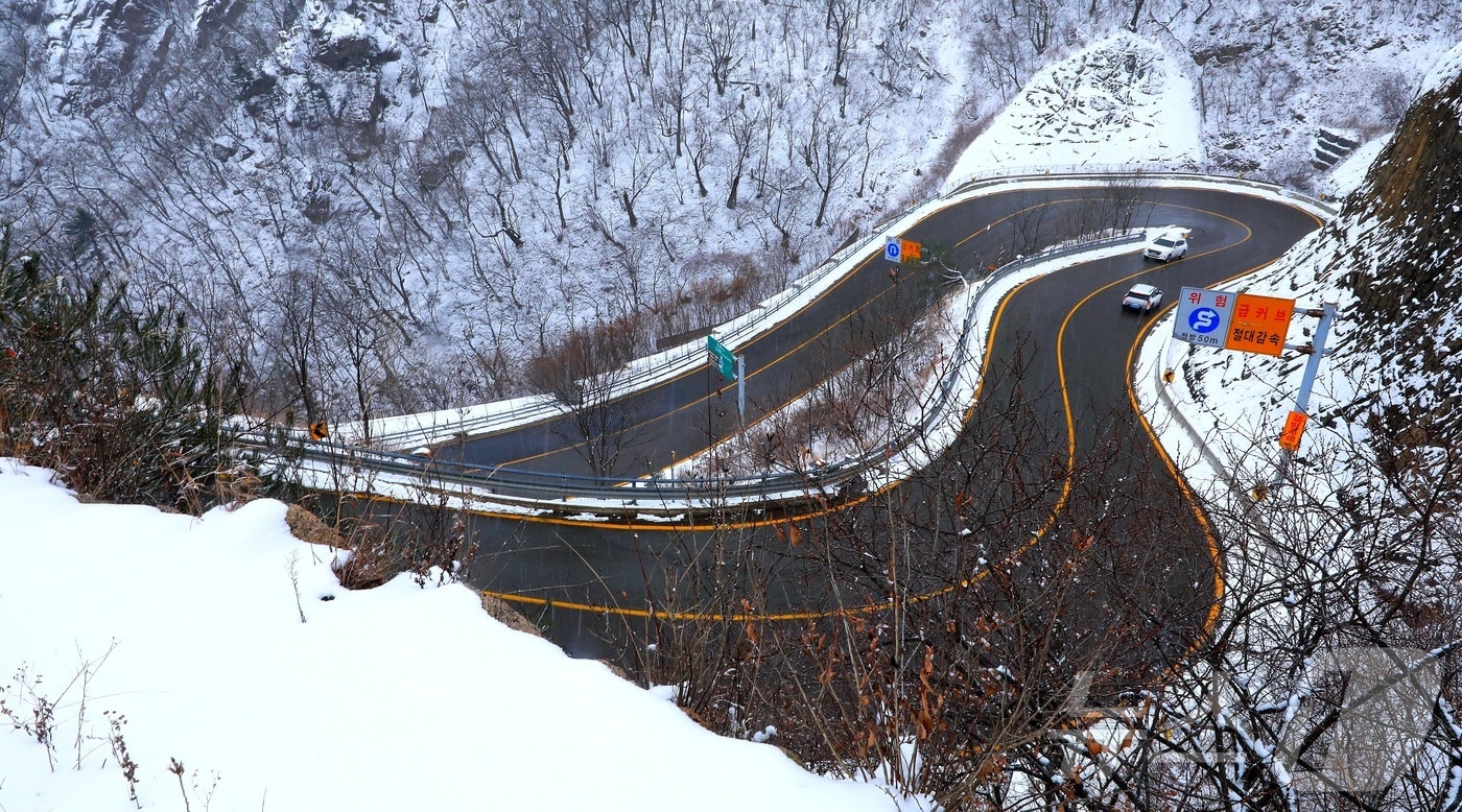13일 기상청이 영서북부를 중심으로 대설주의보를 발효한 가운데 강원 인제군 한계령 일원에 많은 눈이 내려 쌓였다.(인제군 제공. 재판매 및 DB금지) 2025.12.13/뉴스1 ⓒ News1 이종재 기자